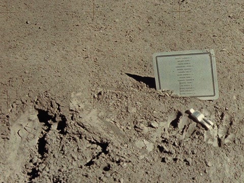Padlý Astronaut - umělecké dílo na Měsíci