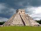 Chichén Itzá je zřícenina mayského města na mexickém poloostrově Yucatán na území stejnojmenného spolkového státu Yucatán. Pochází z pozdně klasického až pozdně postklasického období (cca 600-1500 n.l.). Název Chichen Itzá pochází z mayského Chich'en Itza, což znamená V ústech studny Itza. Itza byl název skupiny ekonomů a politiků. Itza je složenina dvou slov - itz - magický, kouzelný a ha - voda. V červenci roku 2007 byla zařazena do novodobého seznamu sedmi divů světa.