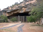 Vchod do jeskyně Wonderwerk. Klesá až do hloubky 139 metrů