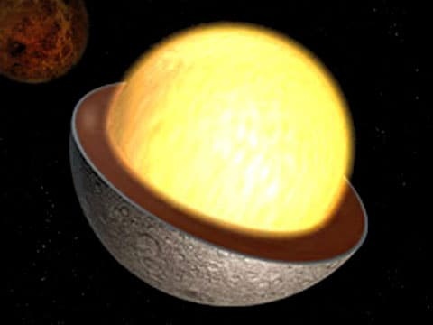 Jestliže Merkur částečně rozřízneme
a poprosíme ho, aby se nerozpadl,
nerozlil  (je přece uvnitř tekutý), a
ani nevybuchl, pak by měl vypadat
přibližně takto 
