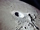 Toto je pohled na Aristarchův a Hedrodotův kráter, získaný z oběžné dráhy během mise Apolla 15. Pohled je směrem na jih. Aristarchův kráter je téměř uprostřed snímku, zatopený Herodotův kráter je na pravé straně.