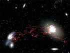Fotografie galaxie NGC 4438 (vlevo) a M86 (vpravo). Červeně jsou znázorněny nitě ionizovaného vodíku.