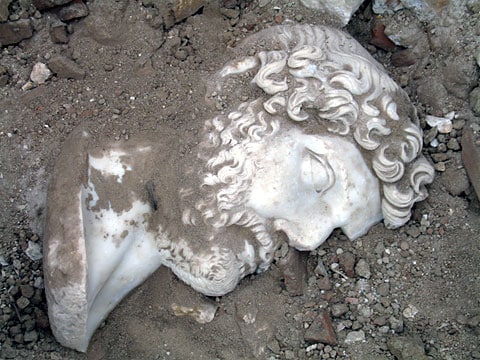 Byla objevena kolosální socha císaře Hadriána
