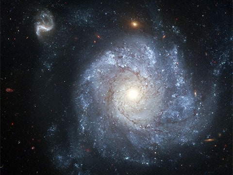 Galaxie NGC 1309 se nachází v souhvězdí Eridana vzdálené od nás 100 miliónů světelných let (fotografie pořízená orbitálním teleskopem Hubble). Tato galaxie má spoustu takových cefeid, které se mohou bez problémů stát vysílači mezigalaktického internetu.