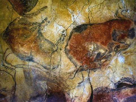 Lascaux je jeskynní komplex v jihozápadní Francii proslavený díky jeskynním malbám. V jeskyních se nacházejí malby z doby mladšího paleolitu datované mezi roky 13 000 až 15 000 př.n.l. Na malbách se nacházejí především realistické obrázky zvířat.