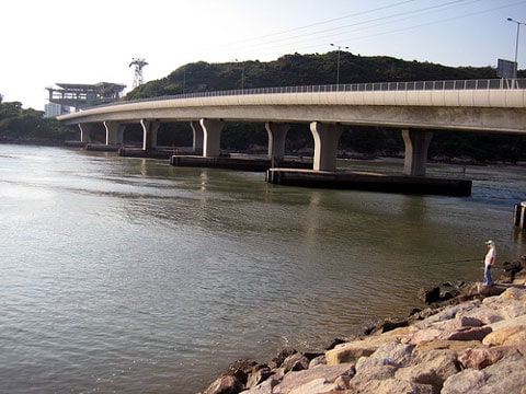 Montáž potrubí pod asfaltovým svrškem na mostě Saiwai probíhala v loňském roce.