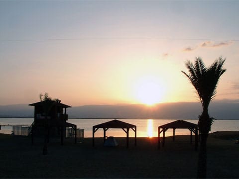 Mrtvé moře je bezodtoké slané jezero, které se rozkládá mezi Izraelem a Západním břehem Jordánu na západě a Jordánskem na východě. Nachází se 420 metrů pod hladinou světového oceánu a je nejníže položeným odkrytým místem na zemském povrchu, nejníže položeným slaným jezerem na světě.