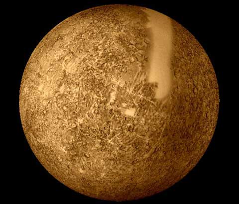 Obraz planety, získaný v sedmdesátých
letech pomocí přístroje Mariner 10 z mnoha
snímků, které ale nezachytily celý povrch
planety. Proto je tady Merkur tak trochu holý 