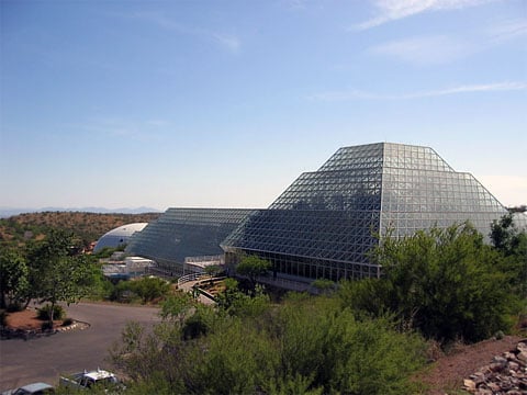 Skleník Biosphere 2 dovoluje modelovat najednou hned několik ekosystémů: tropy, pouště, savany, lesy, různé vodní nádrže; přitom obsahuje prakticky všechny přírodní cykly, které v nich probíhají.