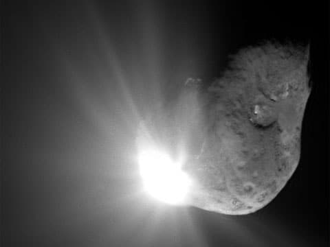 Snímek komety Tempel 1 67 sekund po výbuchu úderníku přístroje Deep Impact.