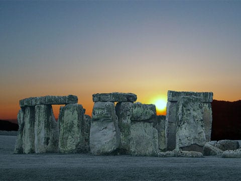 Stonehenge je komplex menhirů a kamenných kruhů, nacházející se na Salisburské pláni asi 13 km severně od městečka Salisbury v Jižní Anglii.