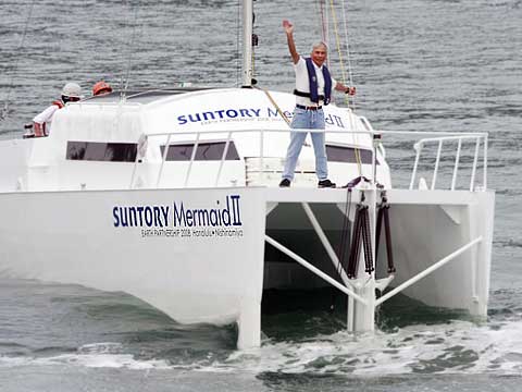 Suntory Mermaid II, který je vyrobený
z hliníkové slitiny, váží tři tuny a měří 9,45 m.
Na snímku  je neúnavný Kenichi při zkoušce
svého nového katamaránu 